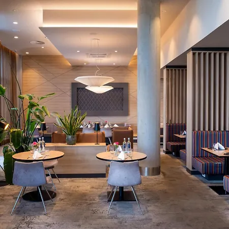 호텔 홀리데이 인 에어포트 4*